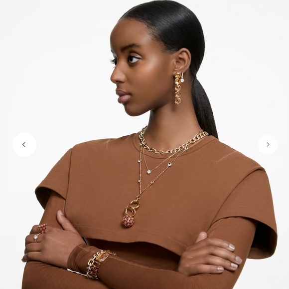 🔹️SWAROVSKI 🔹️ Red Cubic Zirconia Curiosa Gold Tone Plated Brass Ring - Picture 6 of 9